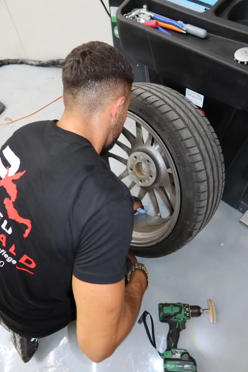 Sorgfältige Radmontage in Handarbeit